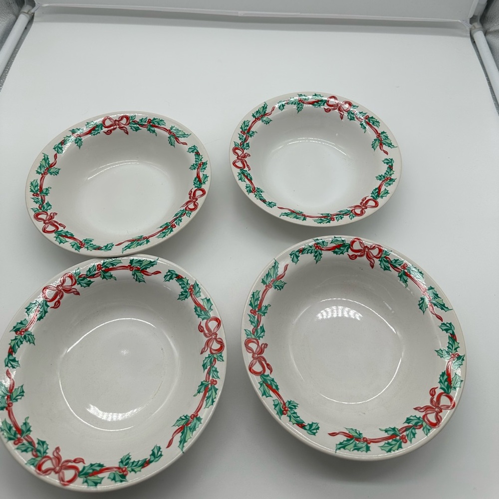 Set of 4 International Tableworks Christmas Ribbons 157 Soup Coupe Cereal Bowls
